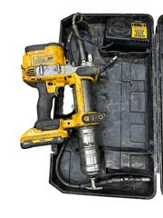 DEWALT DCGG571 20V MAX* Grease Gun Kit (UL)